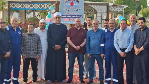 رئيس شركة خالدة للبترول يحتفل بعيد الأضحى مع عمال موقع قارون