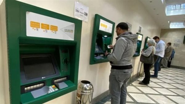 زحام ماكينات الصراف الآلي يشير لأزمة سيولة في البنوك