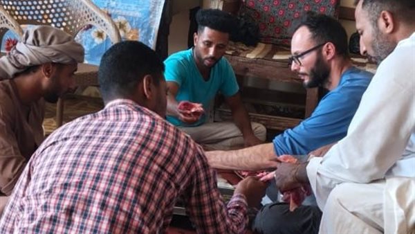 سائح إيطالي يشارك في توزيع الأضاحي بالأقصر