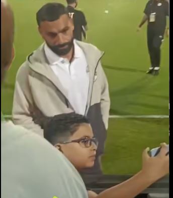 صلاح أثناء التقاط الصورة السيلفي مع الطفل