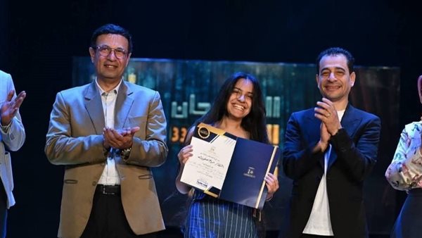طالبة بجامعة أسيوط الأهلية تفوز بجائزة أفضل ممثلة