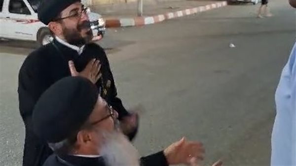 قساوسة في نجع حمادي يوزعون تهاني عيد الأضحى