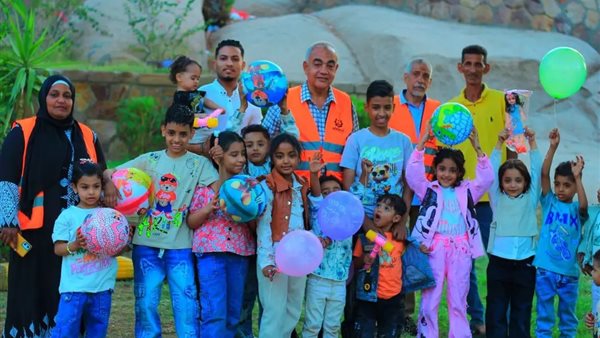 مبادرة في أسوان تجلب فرحة العيد للأطفال بالبالونات والهدايا