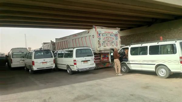 محافظ أسوان يتخذ إجراءات ضد مخالفات السيرفيس والتوك توك