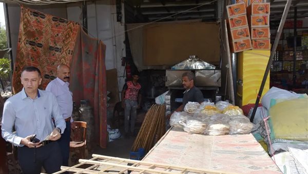 محافظ أسوان يغلق مخبزاً ويحاسب مخالفات البوتاجاز