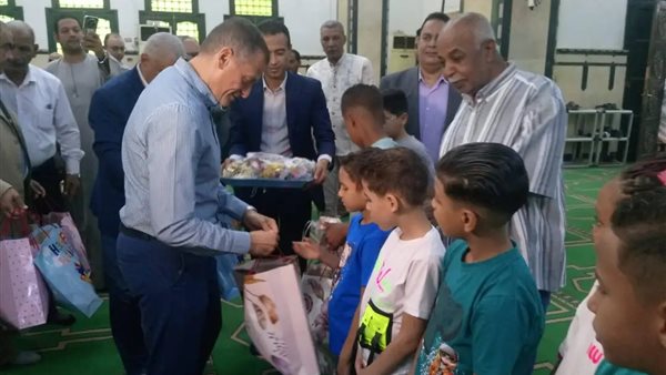 محافظ أسوان يوزع كروت تهنئة وهدايا للأطفال في العيد