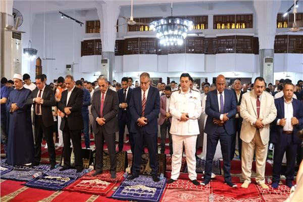 محافظ الإسماعيلية يؤدي صلاة عيد الأضحى بمجمع الشهداء الإسلامي