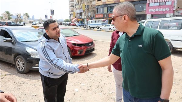 محافظ الجيزة يحدد نقطة لفرز القمامة ويبدأ الإزالة