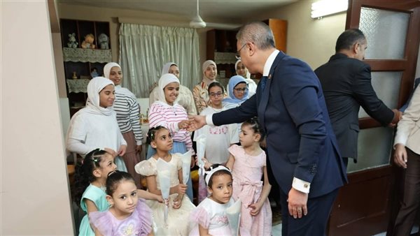 محافظ الجيزة يشارك فتيات إمبابة احتفالات عيد الأضحى