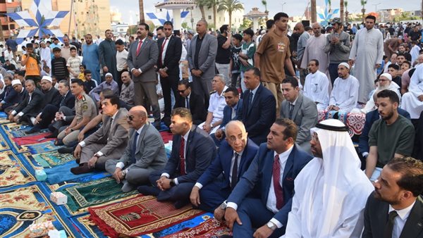 محافظ السويس ونائبه ومدير الأمن يصلون عيد الأضحى بساحة الخالدين