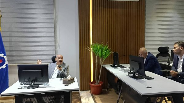 محافظ السويس يزور مركز سيطرة الشبكة الوطنية للطوارئ