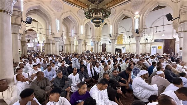 محافظ قنا يؤدي صلاة عيد الأضحى بحضور الآلاف