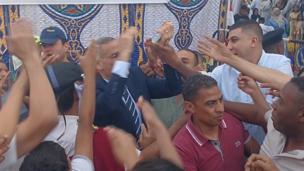 مدير أمن الأقصر يوزع العيدية على المواطنين بعد الصلاة