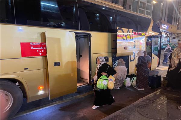 مساعدة كبار السن خلال تفويج الحجاج من منى إلى مكة