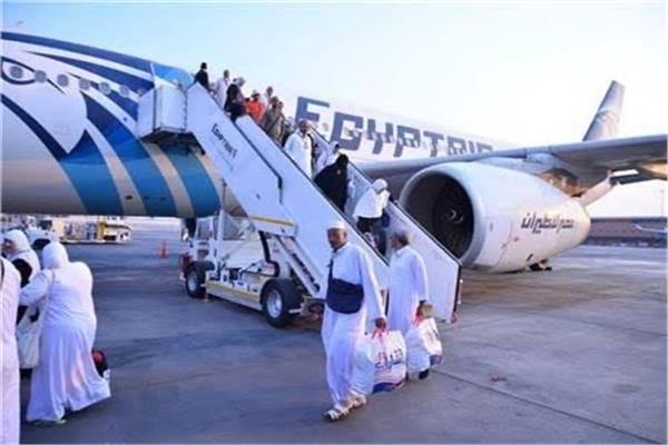 مصر للطيران تبدأ جسراً جوياً لعودة الحجاج إلى البلاد