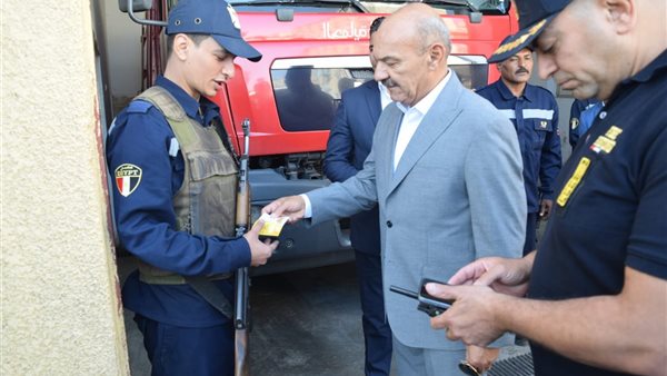 هاني رشاد يزور نقطة إطفاء المثلث بحي الأربعين ويشيد برجال الحماية المدنية