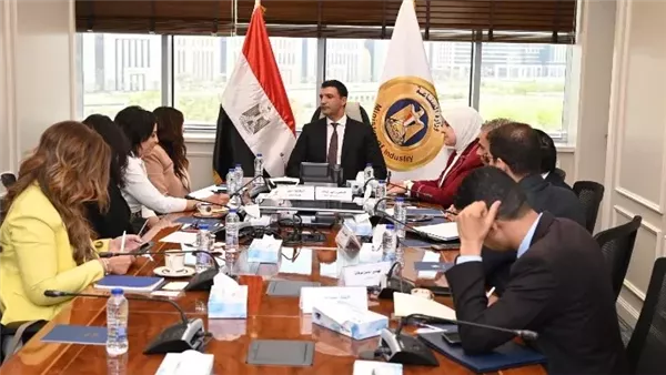 وزير الصناعة يناقش تطوير التعليم الفني مع ساويرس