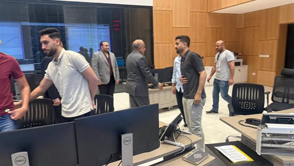 وزير الكهرباء يحتفل بأول أيام العيد مع موظفي المركز القومي للتحكم في الطاقة