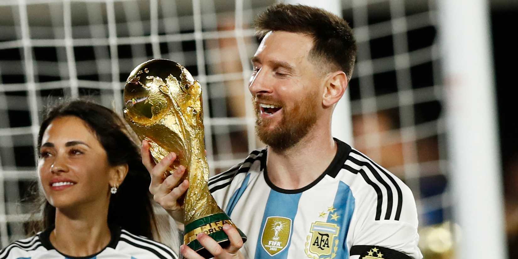 ليونيل ميسي، قائد منتخب الأرجنتين، مع كأس العالم وزوجته أنتونيلا روكوزو