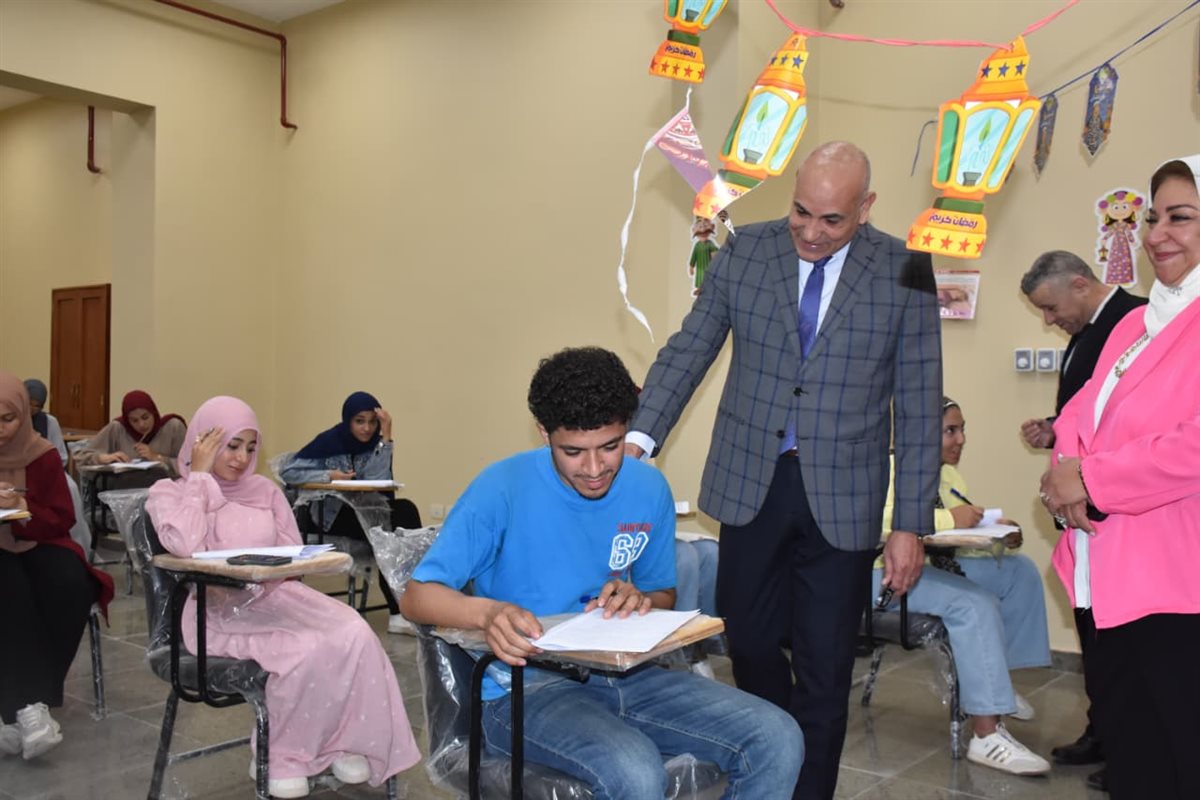 جانب من رئيس جامعة مدينة السادات للامتحانات