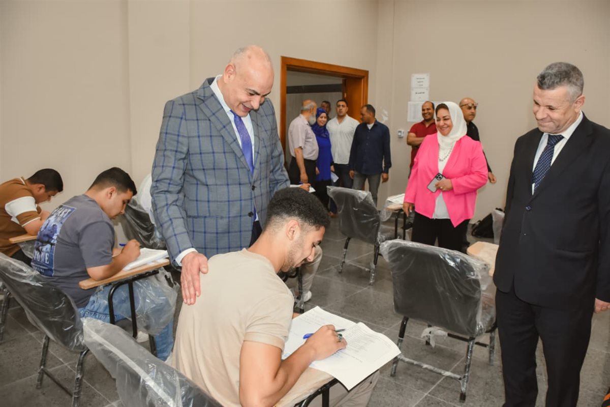 جانب من رئيس جامعة مدينة السادات للامتحانات