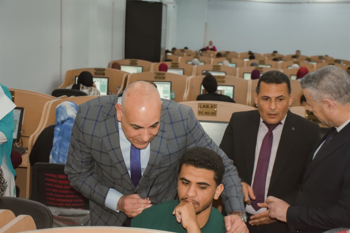 جانب من رئيس جامعة مدينة السادات للامتحانات