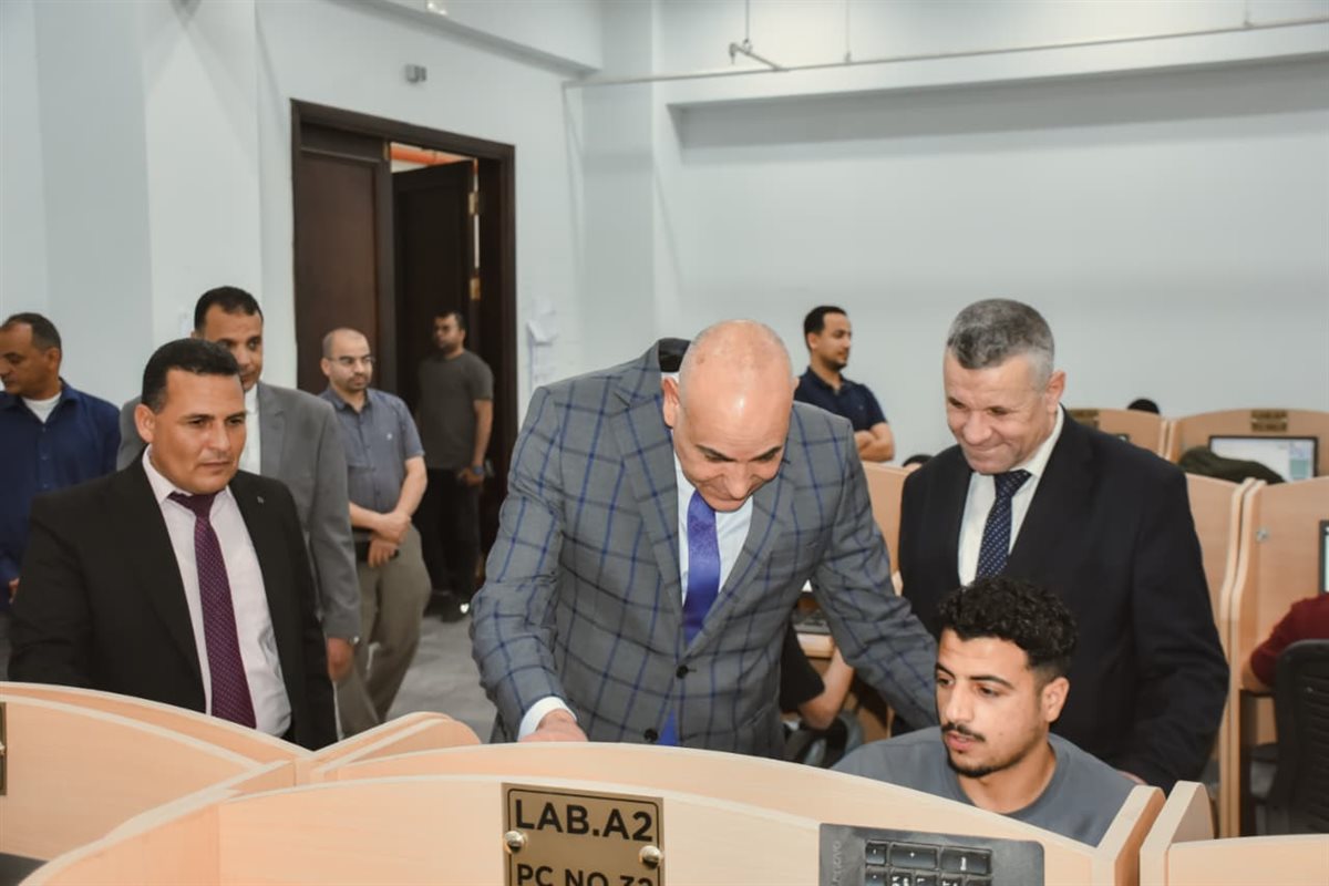 جانب من رئيس جامعة مدينة السادات للامتحانات