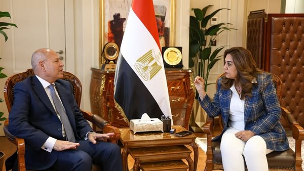 منال عوض تبحث مع محافظ القاهرة ملفات النظافة والتصالح