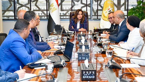 منال عوض تتابع جهود حماية البيئة البحرية بالغردقة