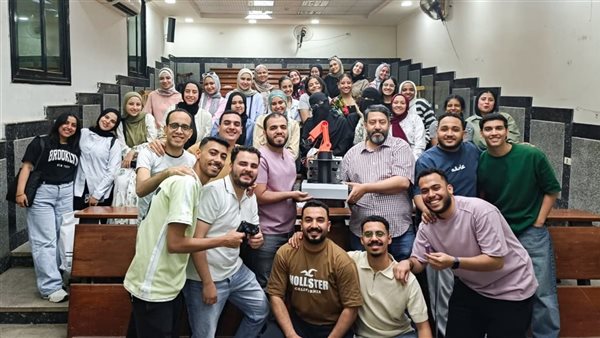 طلاب جامعة عين شمس يطورون روبوت تصوير فيديو تعليمي