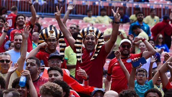 مصر والبرازيل الجماهير المصرية تدعم المنتخب بالزي الفرعوني
