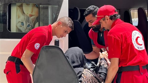 الهلال الأحمر المصري يستقبل 48 مصابًا فلسطينيًا