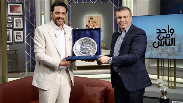 عمرو الليثي يكرم حمزة العيلي لتفوقه في دراما رمضان