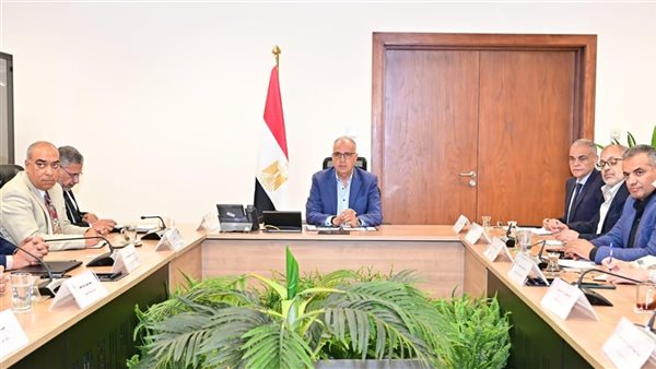 وزير الري يستعرض تنفيذ الخطة الاستثمارية الجديدة