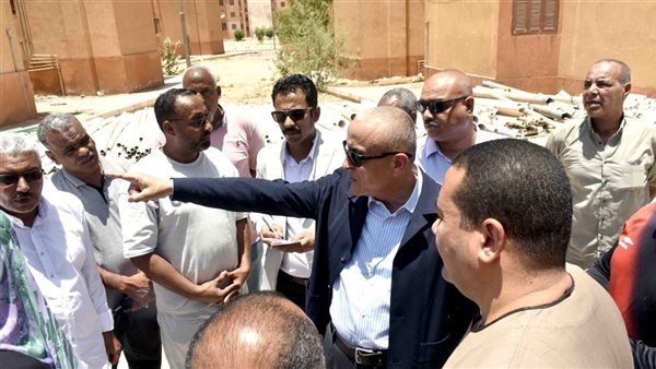 محافظ الأقصر ينذر الشركة المنفذة لمشروع إسكان الطود بسبب التأخير