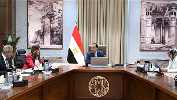 رئيس الوزراء يطلع على تنفيذ المشروعات الخدمية بالوادي الجديد
