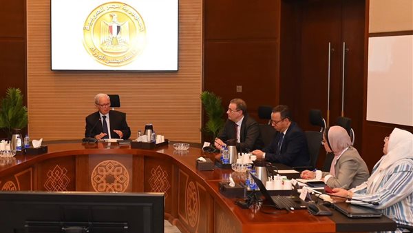 حسين عيسى يواصل متابعة تطوير الأداء الإداري للدولة