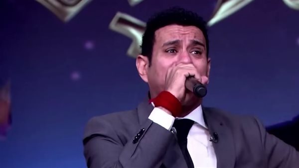 محمود الليثي يكشف سر الرباط الأحمر في يده: بتبارك بيها جدا (فيديو)