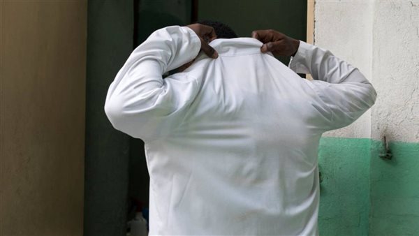 أطباء مزيفون في مصر يكشفون قصصًا صادمة من وسط البلد إلى الوحدات الصحية