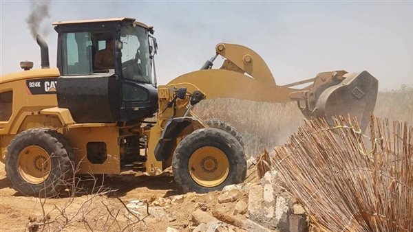 إزالة التعديات على حرم الطريق في حي عتاقة