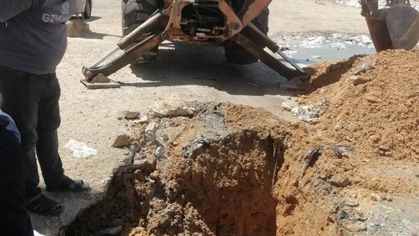 إصلاح كسر ماسورة مياه في حي فيصل بالسويس