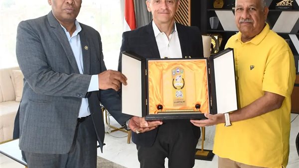 اتحاد عمال أسوان يمنح المحافظ درع تكريم لدعمه
