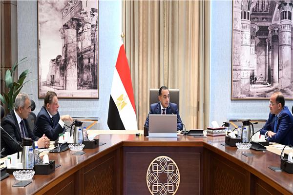 اجتماع لرئيس الوزراء مع محافظ البنك المركزي ووزير المالية لمناقشة عدد من الملفات