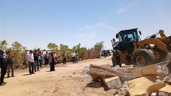 استرداد فدانين وإزالة 450 متر تعديات بالسويس