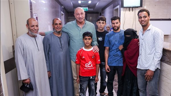 الخطيب يتابع حالة مشجع الأهلي الصحية