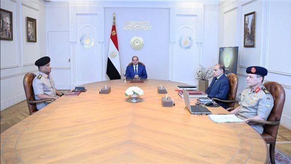 الرئيس السيسي يلتقي وزير الدفاع وقادة الجيش لمتابعة المشروعات القومية