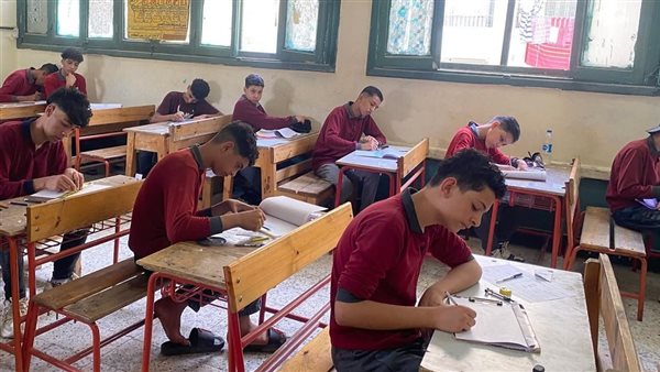 انتظام امتحانات الشهادة الإعدادية في مدارس السويس