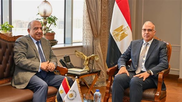بحث وزيرا الري والكهرباء توسيع استخدام الطاقة الشمسية بالمنشآت والمحطات