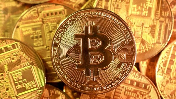 بيتكوين تتراجع دون 60 ألف دولار مع استمرار نزوح الاستثمارات من الصناديق المتداولة