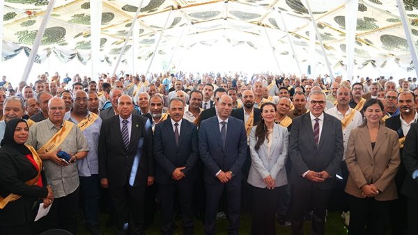 تكريم متميزي “النساجون الشرقيون” من وزير العمل ومحافظ الشرقية